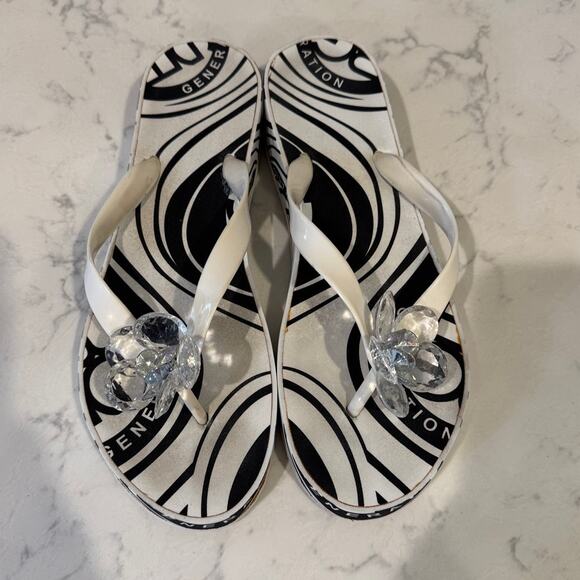 Y2K BCBGeneration black white platform flip flops size 10 clear gem flower - Picture 6 of 14